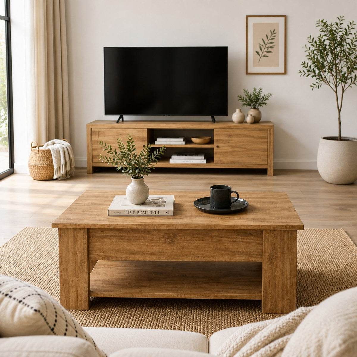 Table basse relevable chêne Sonoma près d'un meuble TV, plateau fermé