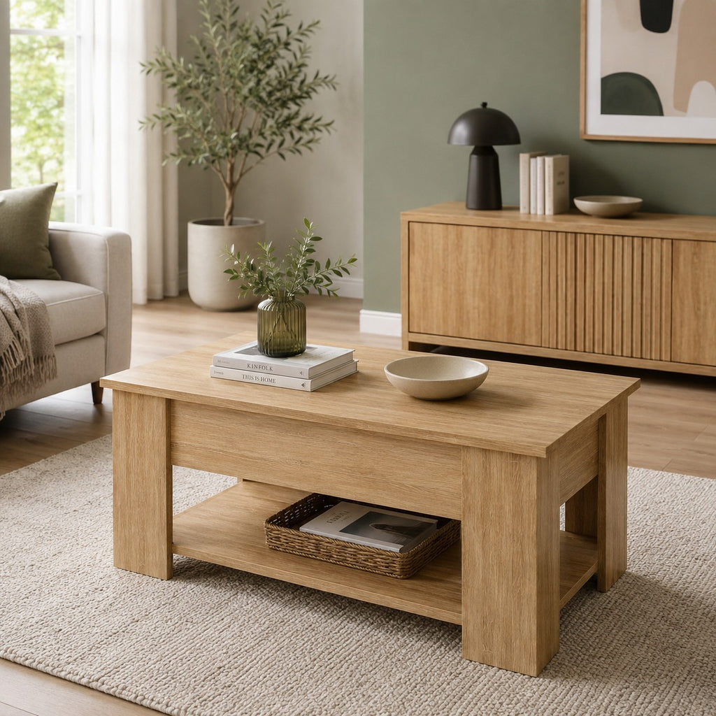 Table basse relevable chêne clair dans un salon lumineux, plateau relevé