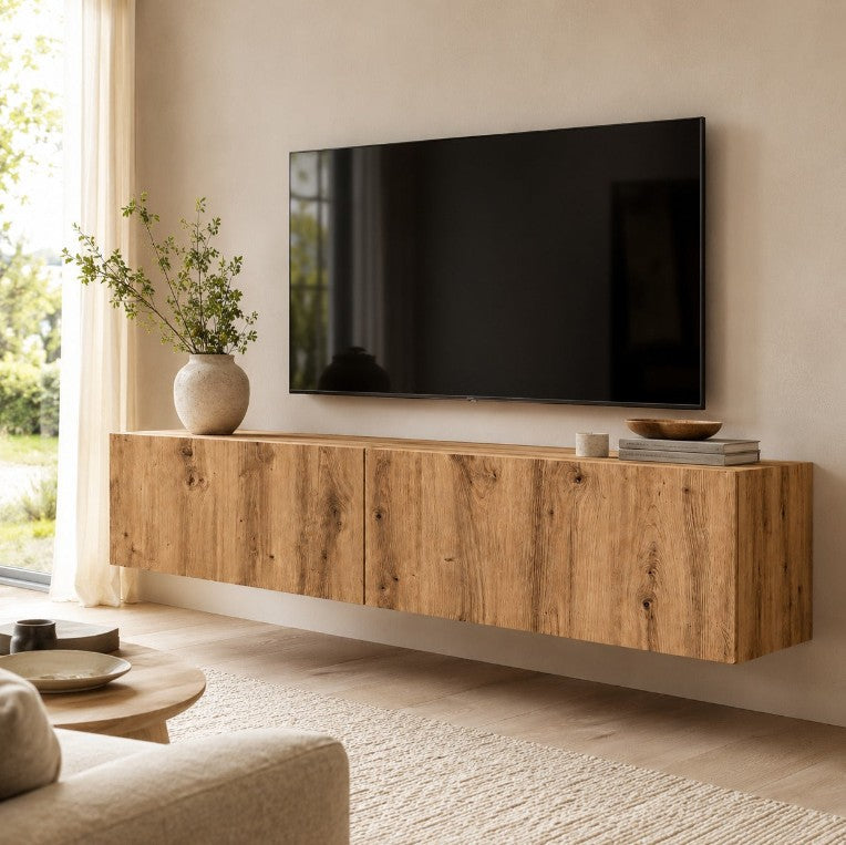 Meuble TV mural Loftora en bois naturel suspendu avec deux compartiments de rangement dans un salon moderne