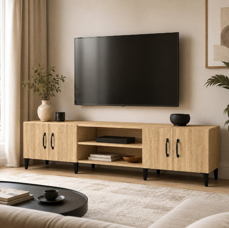 Meuble TV scandinave Loftora en bois clair avec pieds et poignées noirs, deux placards et deux niches centrales.