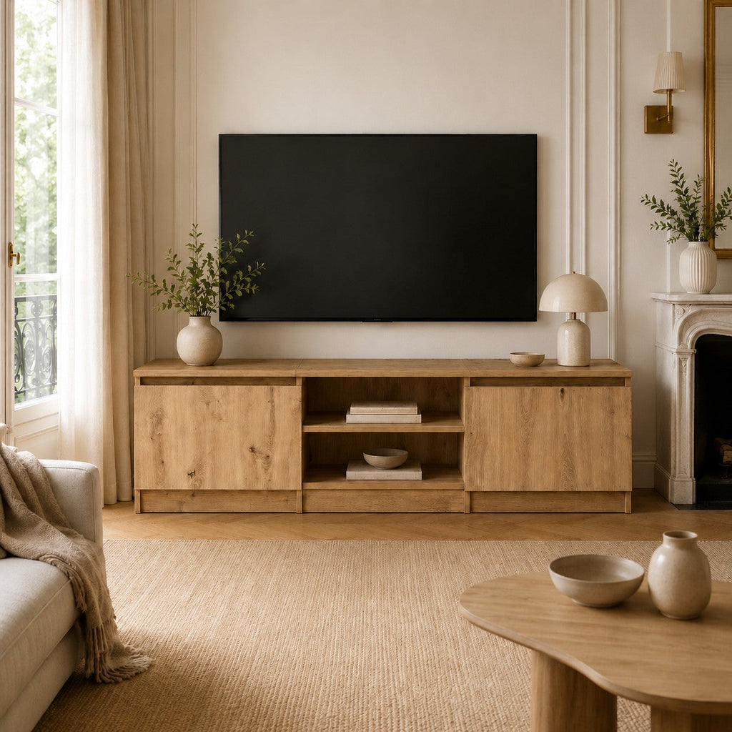 Meuble TV Loftora en bois clair avec deux portes latérales et étagères centrales dans un salon contemporain lumineux