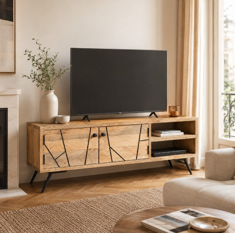 Meuble TV Loftora en bois de manguier massif avec portes à motifs géométriques noirs et pieds en métal dans un salon Image