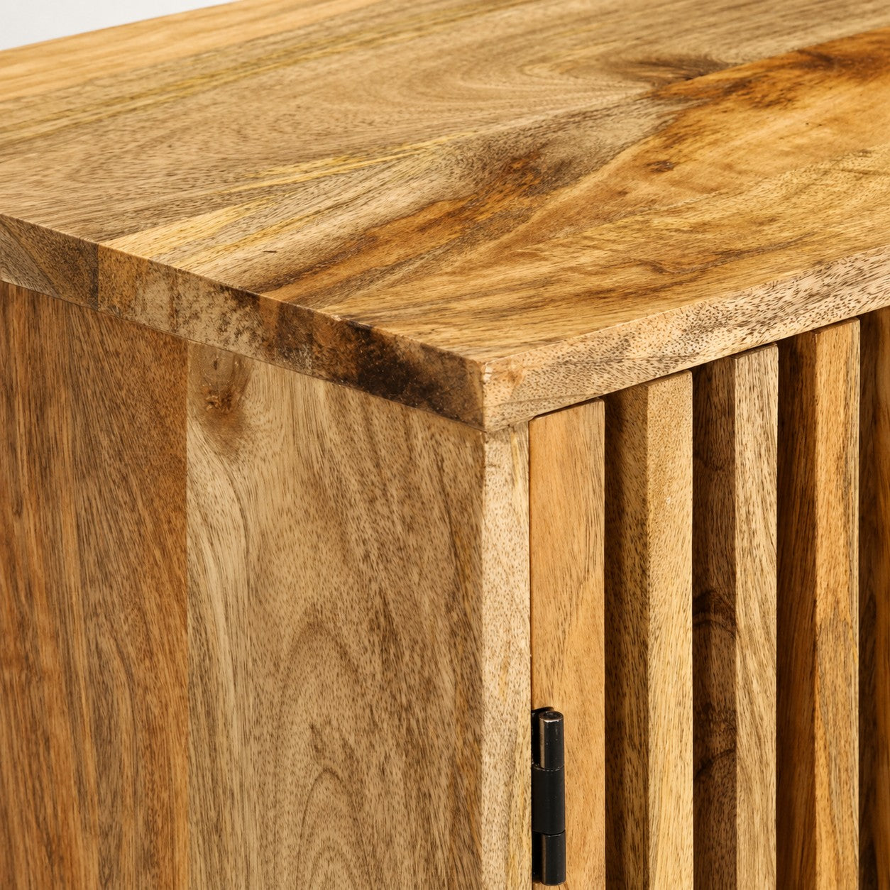 Meuble TV Loftora en bois massif avec façade texturée à lattes et charnières en métal noir