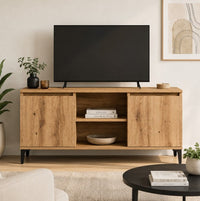 Meuble TV Loftora en bois naturel avec pieds en métal noir, deux placards et une niche centrale dans un salon moderne