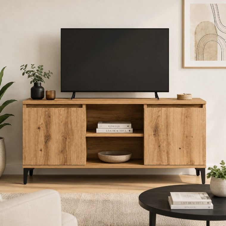 Meuble TV Loftora en bois naturel avec pieds en métal noir, deux placards et une niche centrale dans un salon moderne