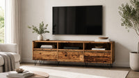 Meuble TV Loftora en bois naturel avec pieds en épingle et rangements, dans un salon au design épuré et chaleureux.