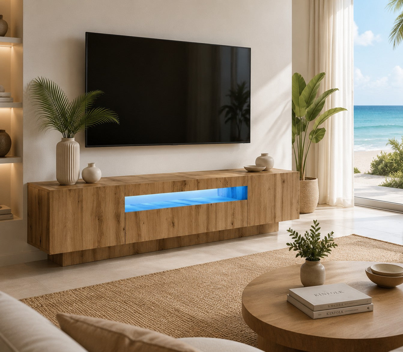 Meuble TV Loftora en bois chêne artisanal avec éclairage LED bleu dans un salon moderne face à la mer