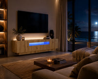 Meuble TV suspendu Loftora en bois chêne artisanal avec éclairage LED bleu dans un salon moderne face à la mer