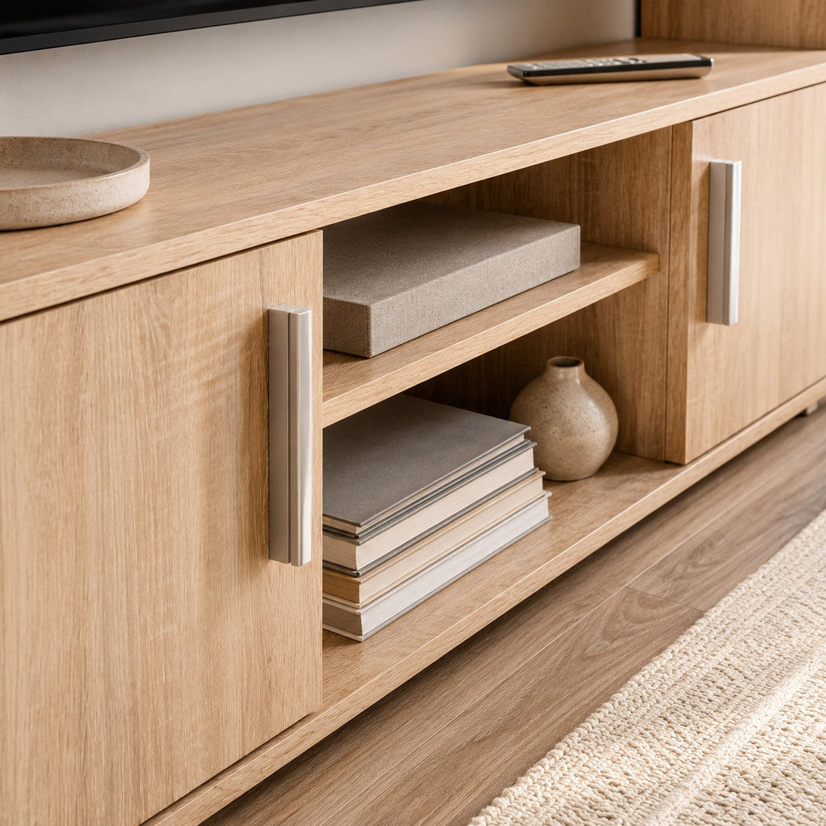 Meuble TV Loftora en bois chêne sonoma avec niches ouvertes, portes fermées et poignées modernes dans un salon