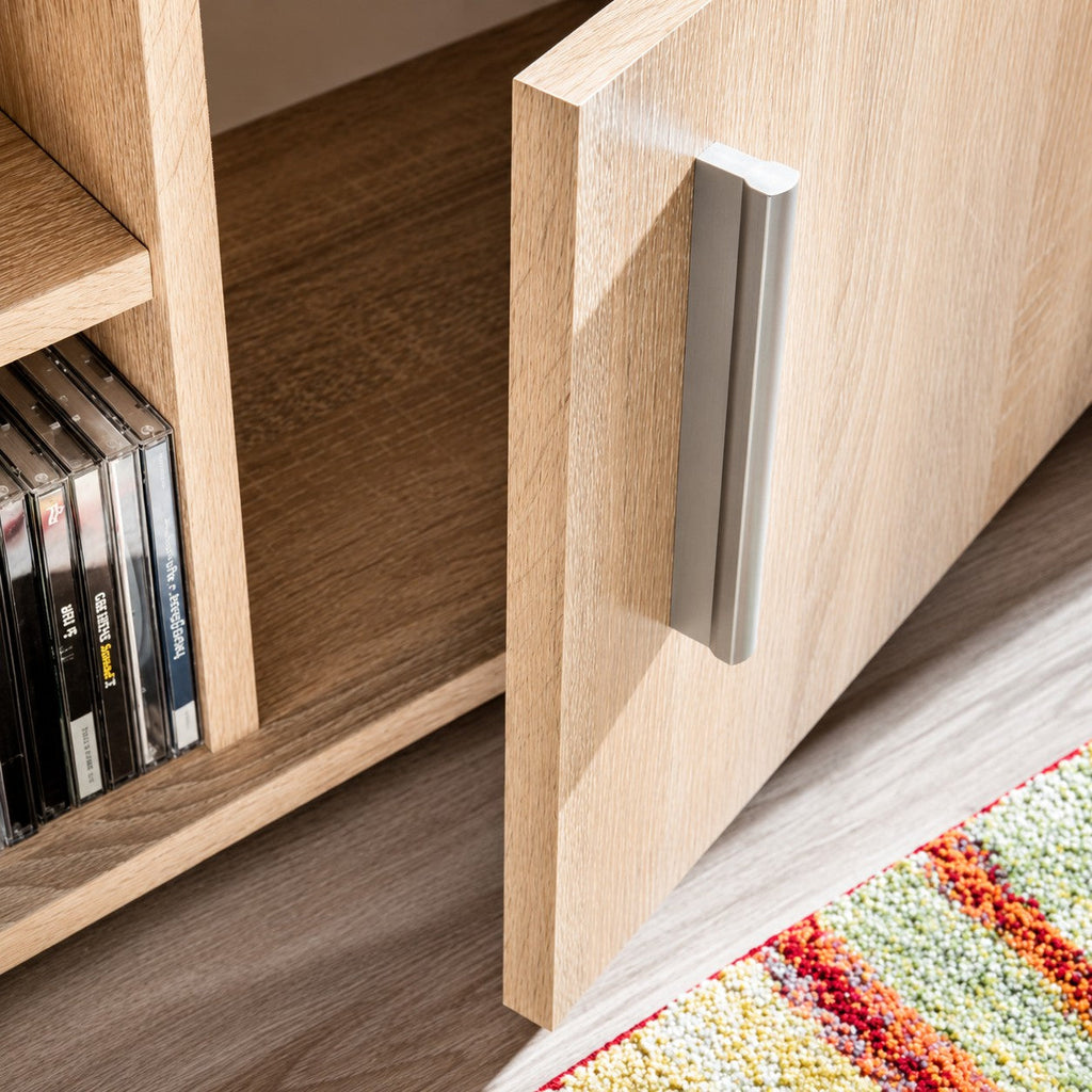 Détail de la porte en bois chêne sonoma avec poignée moderne sur le meuble TV Loftora