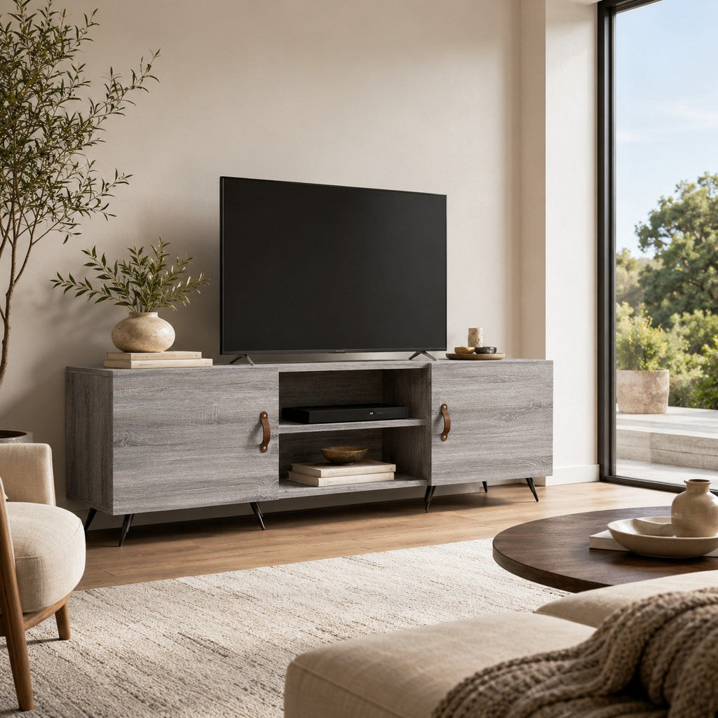 Meuble TV Loftora gris effet bois avec pieds en métal noir, portes à poignées en cuir et niche de rangement centrale