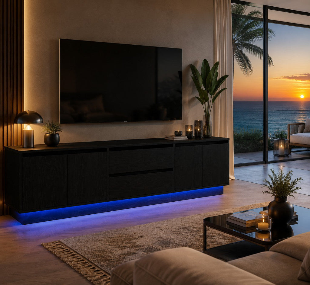 Meuble TV Loftora noir moderne avec éclairage LED bleu, tiroirs et rangements dans un salon contemporain au coucher
