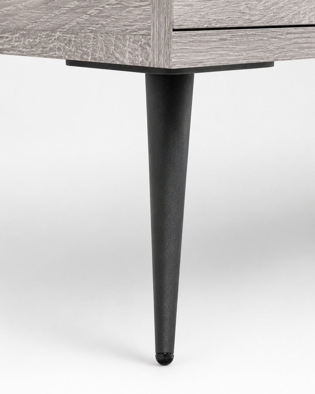 Pied conique en métal noir du meuble TV Loftora en finition bois gris Sonoma