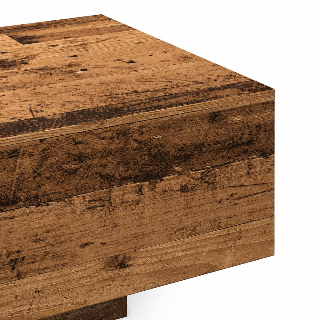 Gros plan sur le coin d'une table basse Loftora rectangulaire en bois massif avec une finition effet vieux bois