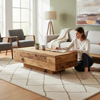 Table basse rectangulaire Loftora en bois massif effet vieux bois dans un salon lumineux et chaleureux