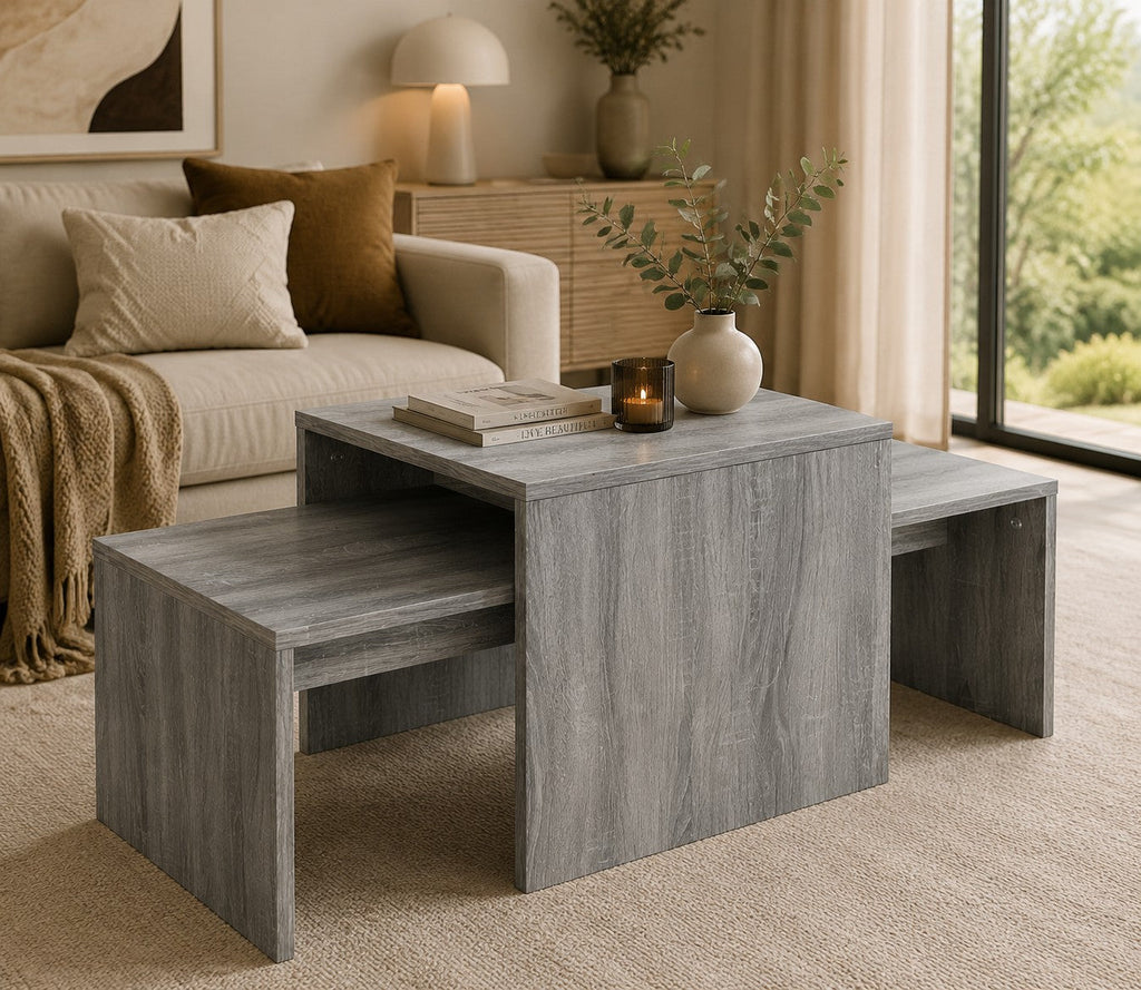 Tables basses gigognes Loftora en bois gris effet Sonoma au design moderne emboîtable dans un salon chaleureux
