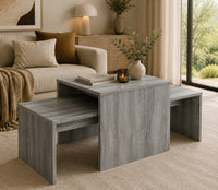 Tables basses gigognes Loftora en bois gris effet Sonoma au design moderne emboîtable dans un salon chaleureux