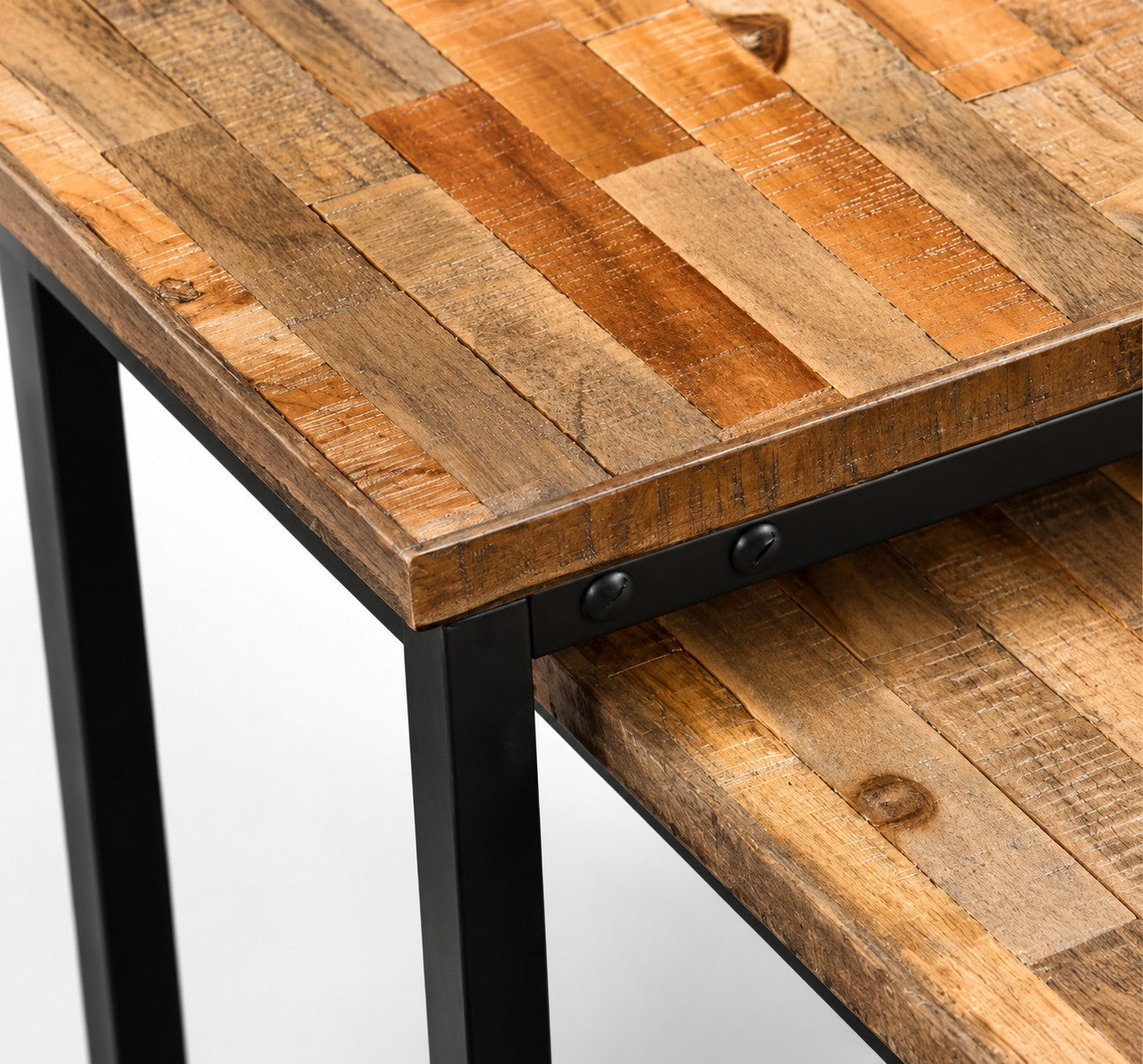 Ensemble de tables basses gigognes Loftora en teck recyclé avec plateau en bois naturel et structure en métal noir